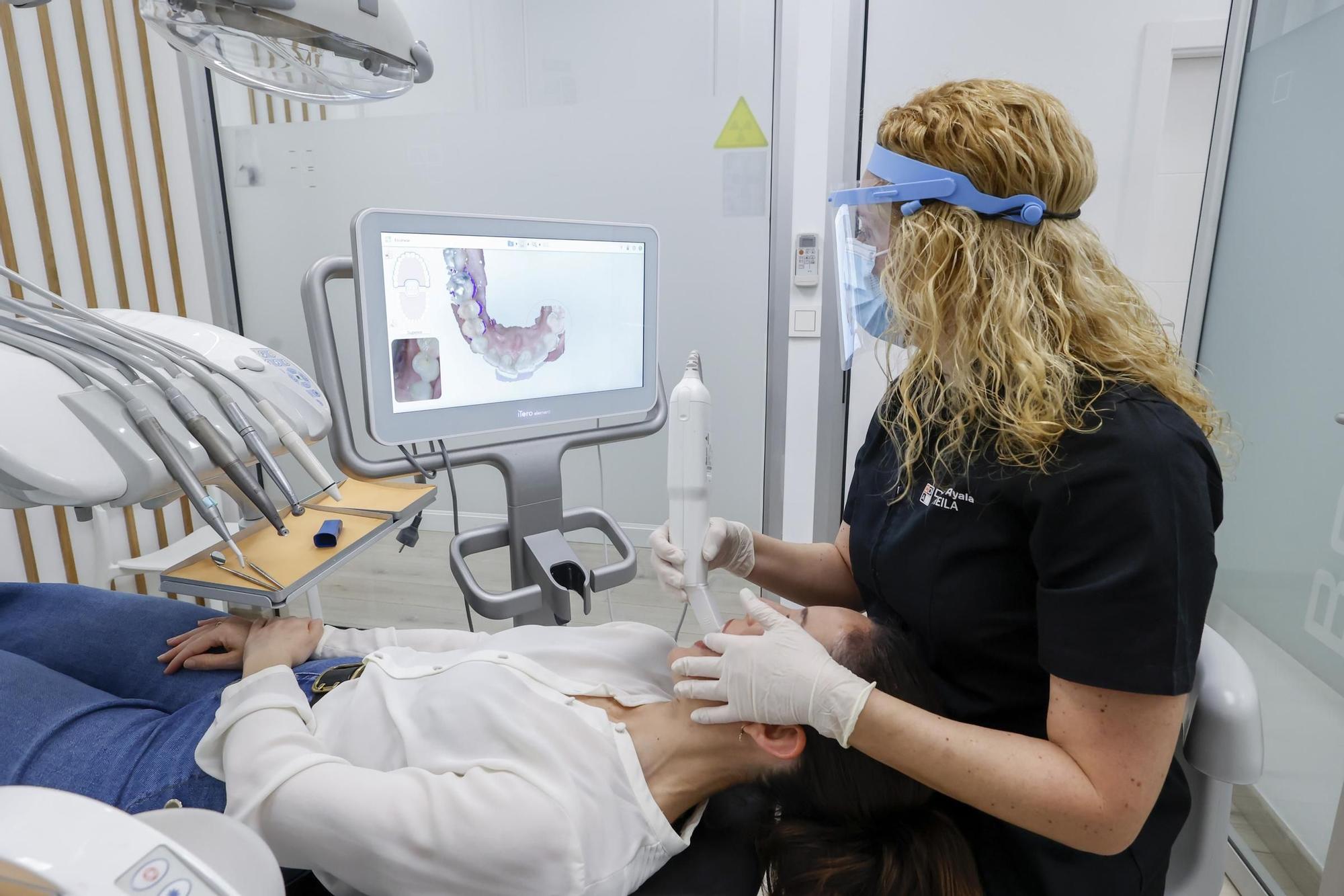 Un paciente en consulta en Clínica Dental Ayala.