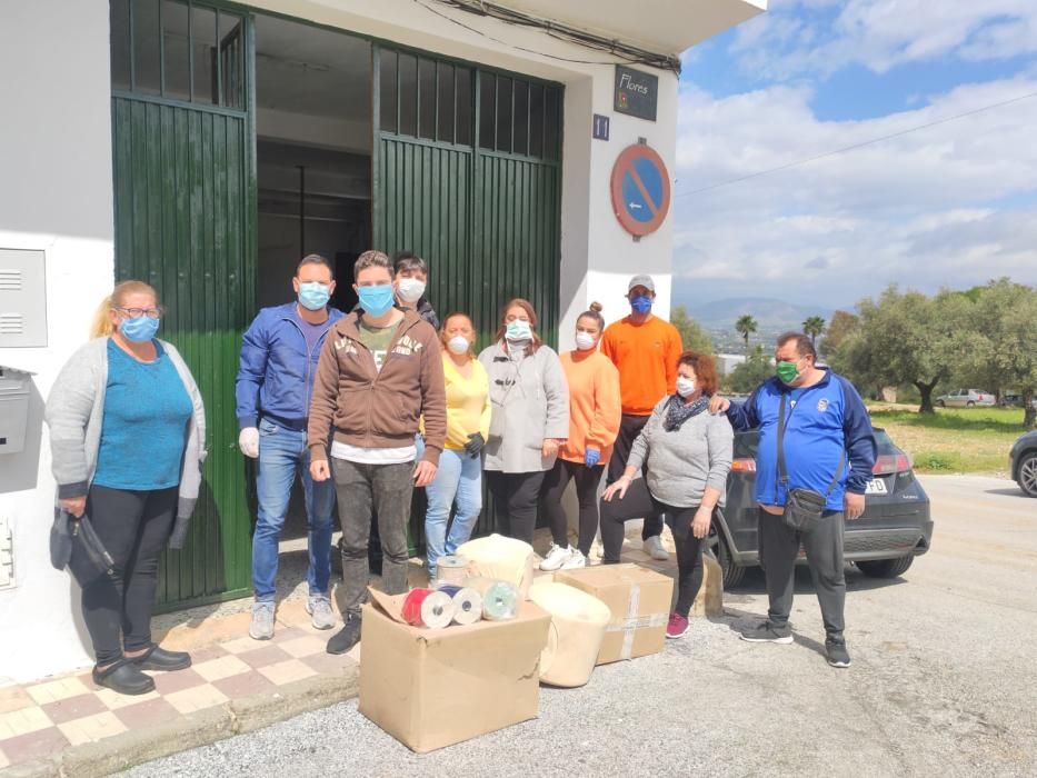 Alhaurín el Grande. Un grupo de vecinos de la localidad del Valle del Guadalhorce se organiza para recoger telas con las que luego podrán elaborar mascarillas en sus domicilios.