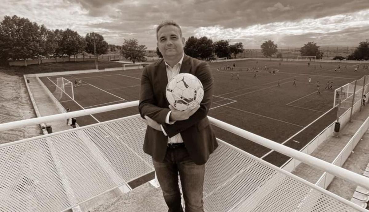 Rubén Hidalgo Ramiro, promotor de la fundación Give Me Five, en la grada de un campo de fútbol. | Cedida