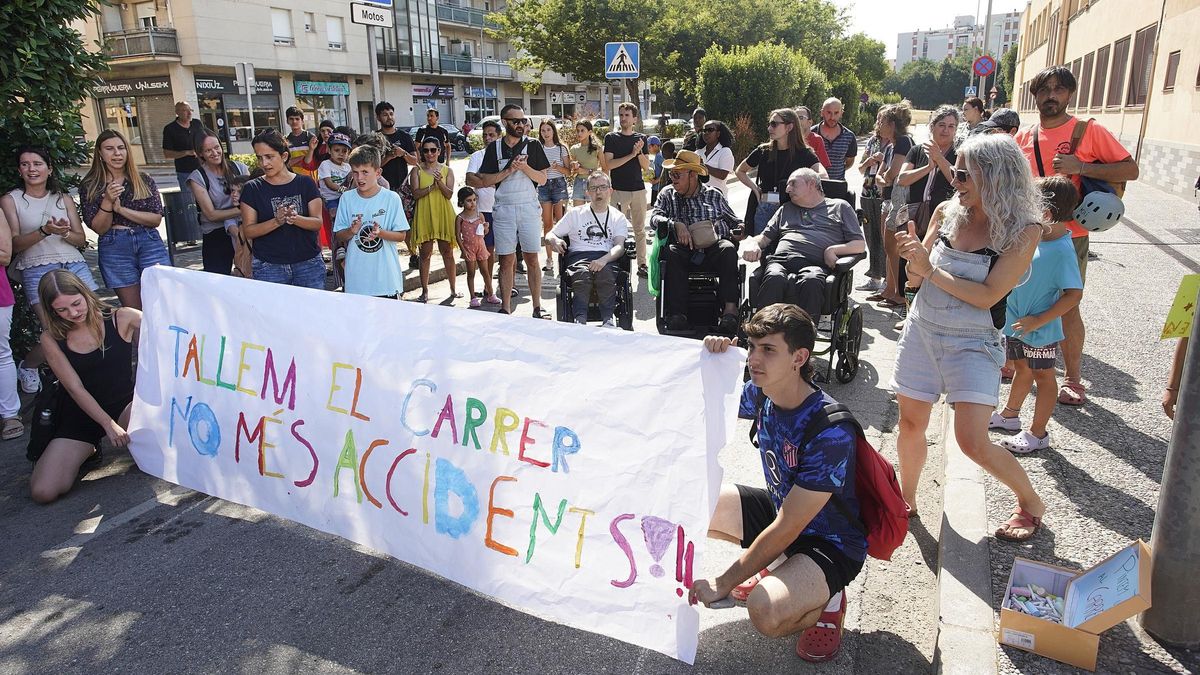 Els manifestants han exposat una pancarta.