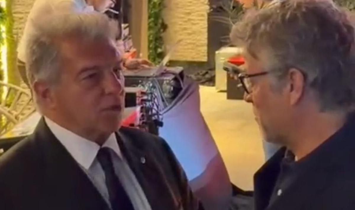 Joan Laporta, con el director de DEPORTES, Joan Vehils