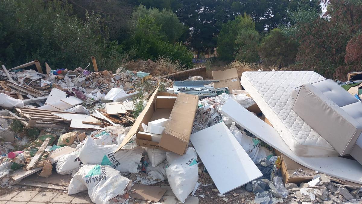 Colchones, palets y muebles también son tirados en este terreno.