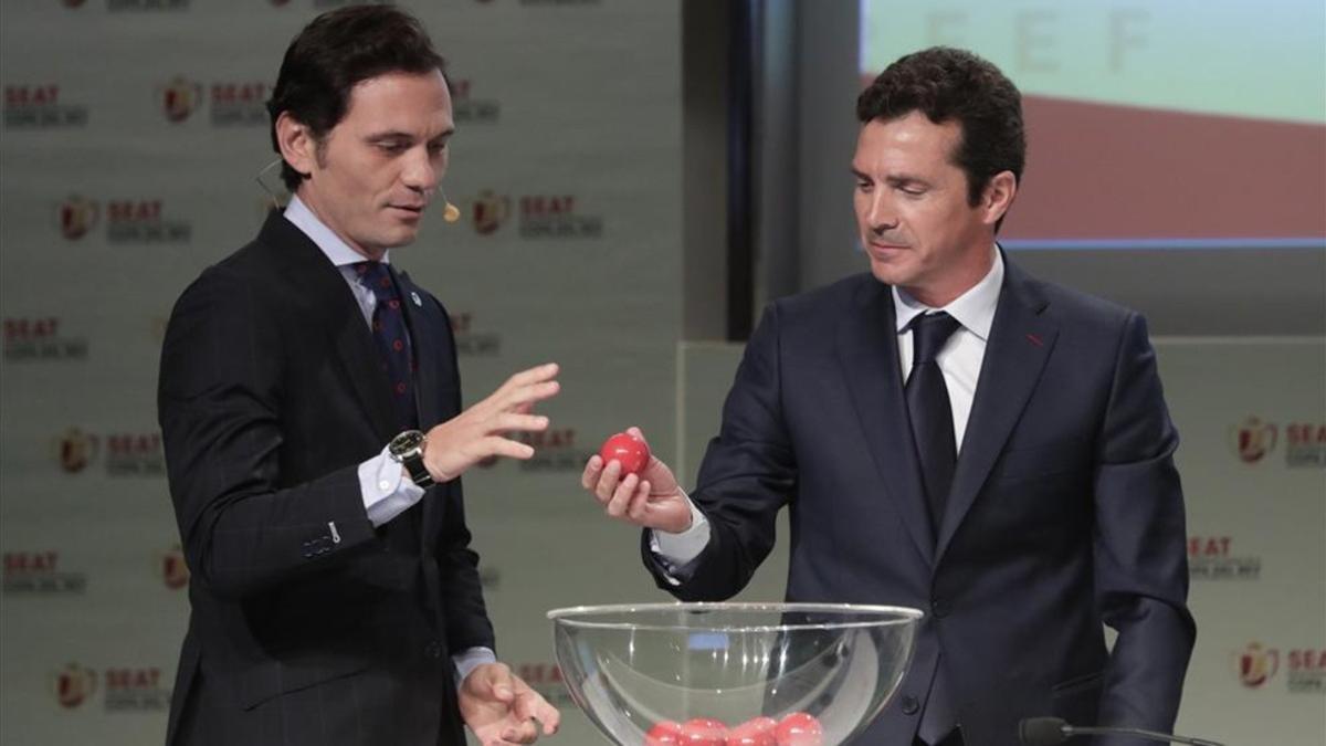 Guillermo Amor sacando una de las bolas en el sorteo de Copa