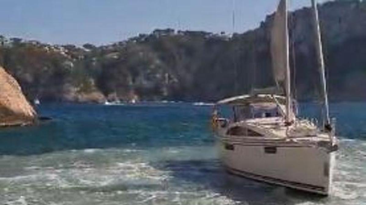 El velero, embarrancado en el "freu" del Portitxol