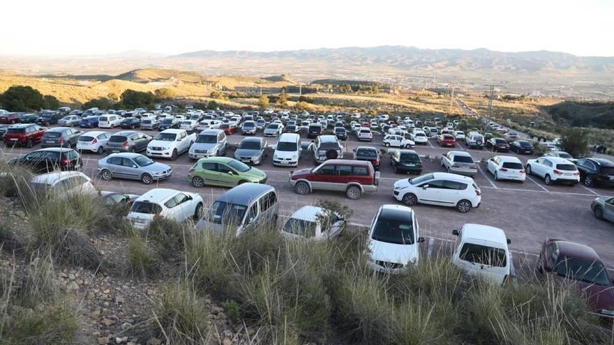 Los coches aparcados en la zona de la estafa, el pasado domingo día 2, durante la romería.