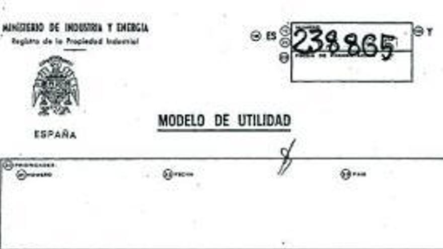 Primera página de la patente y, al lado, la última, con los dibujos del globo de Betanzos, en 1979. / la opinión