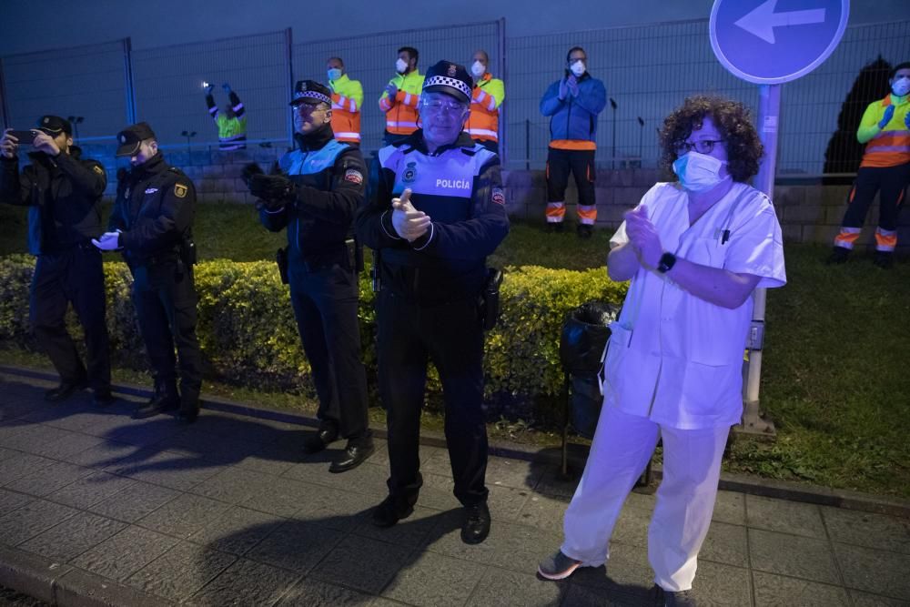 Homenaje de la Policía al personal sanitario en el