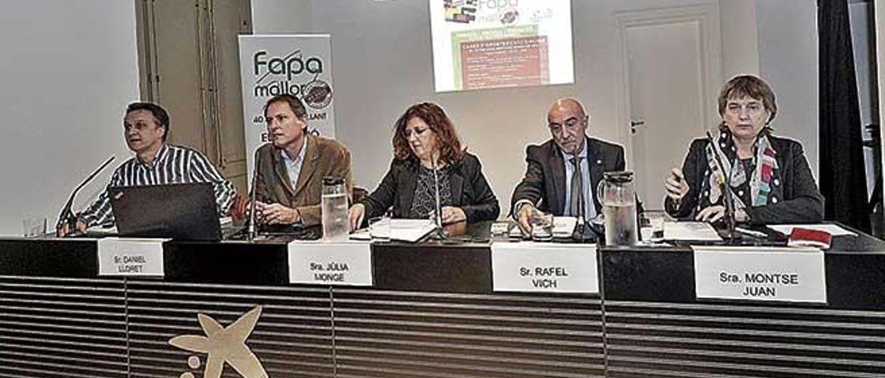 Especialistas que participaron ayer en la mesa redonda que organizÃ³ la FAPA.