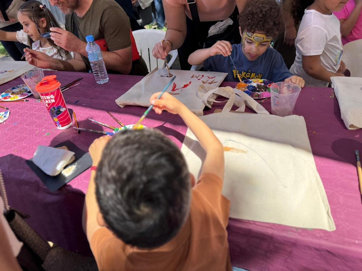 Niños en los talleres infantiles por el Día de las Familias el año pasado.