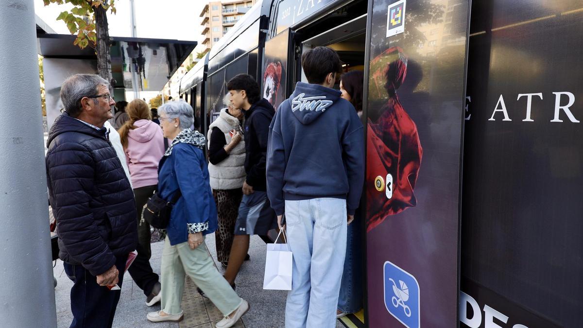 Varios pasajeros entrando y saliendo del tranvía de Zaragoza