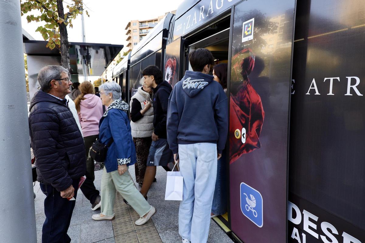 Varios pasajeros entrando y saliendo del tranvía de Zaragoza