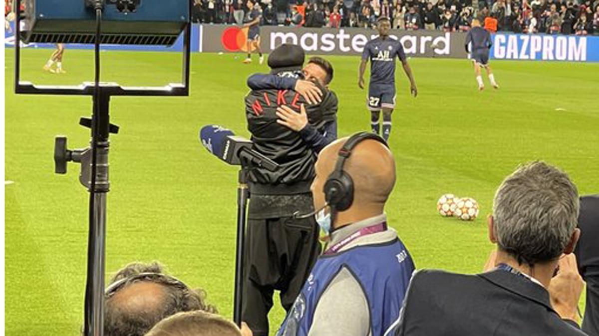 ¡Quién les iba a decir que se encontrarían así! El sincero abrazo de Leo Messi y Ronaldinho en el Parque de los Príncipes