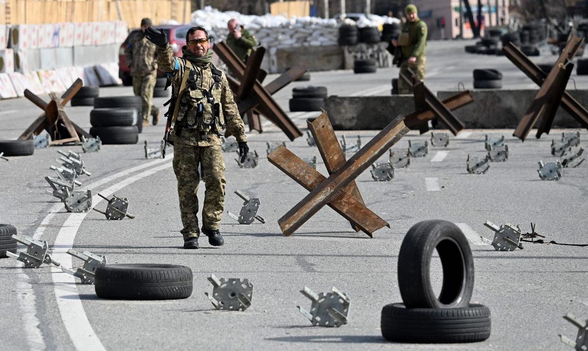 Soldados ucranianos montan guardia en un puesto de control en las afueras de Kiev.