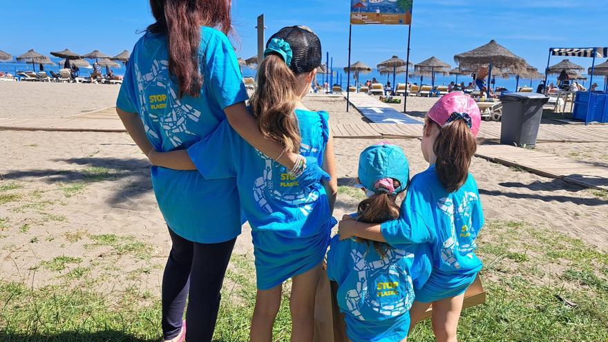 Sea Life Benalmádena recoge 80 kilos de plástico en la playa de Santa Ana