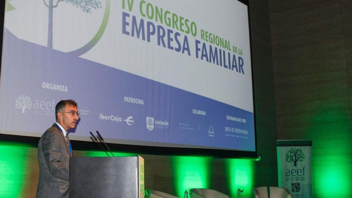 El presidente de la Asociación Extremeña de la Empresa Familiar comparece durante el acto de presentación del congreso
