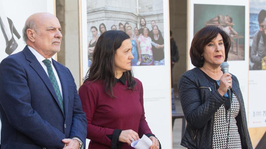 Fernando Candela (izda.), Catalina Alcázar y la presidenta de Mujeres Abogadas Elena Reig (dcha.).