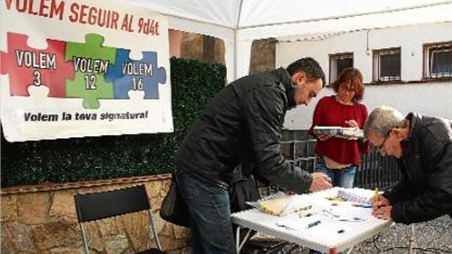 Pares i mestres recullen firmes per aconseguir la secundària per aquesta escola