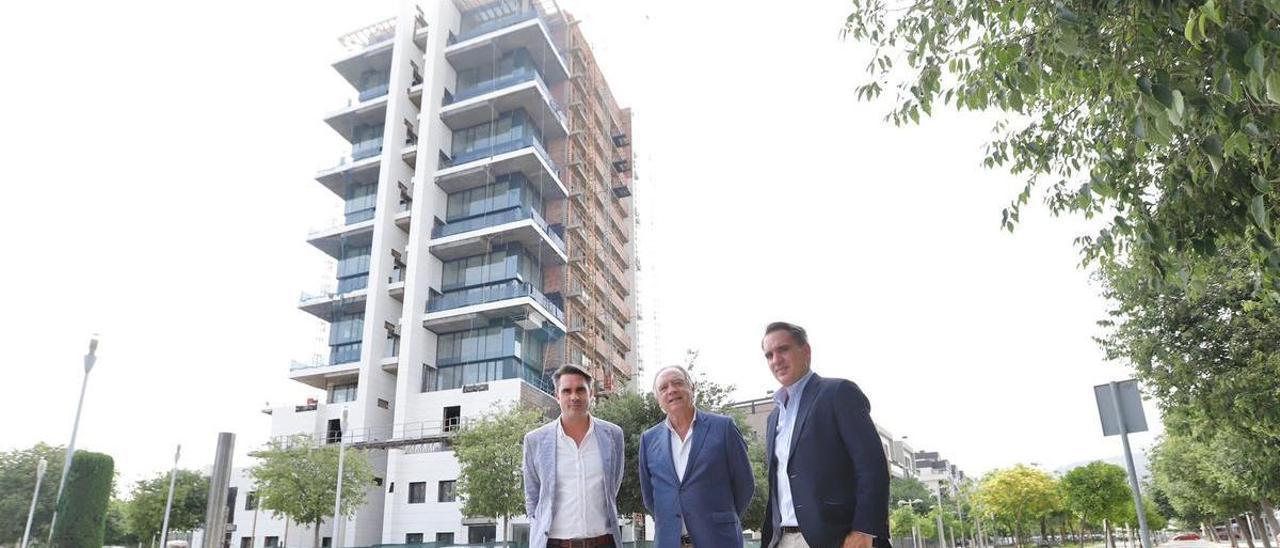 Representantes de la promotora que se ha hecho con la Torre del Agua, ante el edificio.