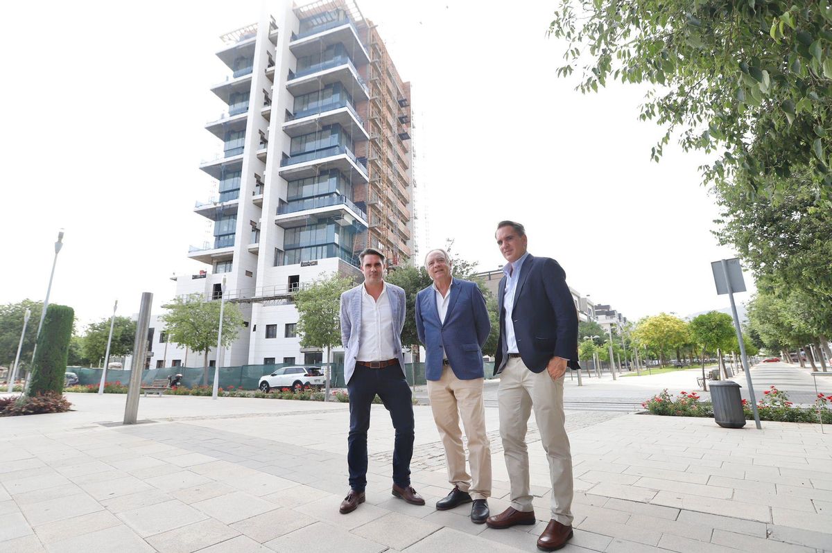 Representantes de la promotora que se ha hecho con la Torre del Agua, ante el edificio.