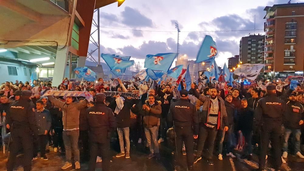 La afición apoyó al equipo antes del partido para darle un empujón fuera del descenso