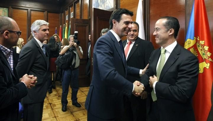 EL MINISTRO DE INDUSTRIA VISITA EL CABILDO DE ...