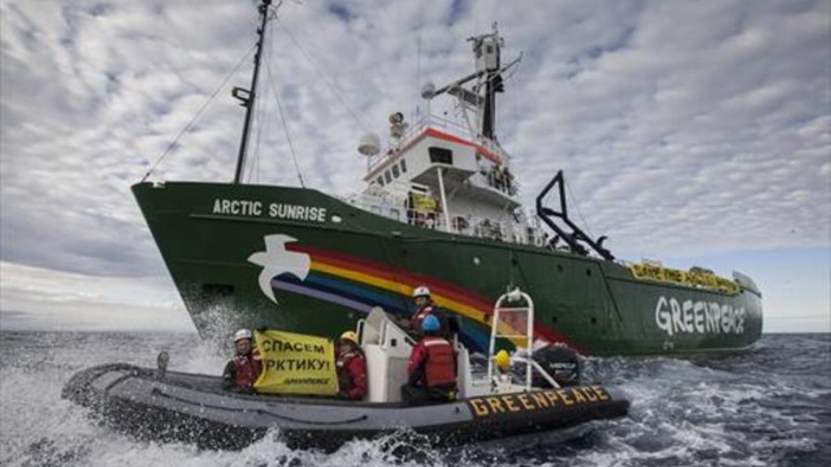 El 'Arctic Sunrise', en aguas del Ártico ruso, días antes de ser apresado.