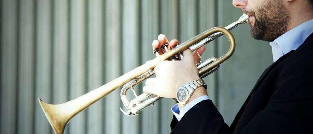 El trompetista meañés José Forte imparte una clase magistral en la Escola de Altos Estudios Musicais de Cambados. // FDV