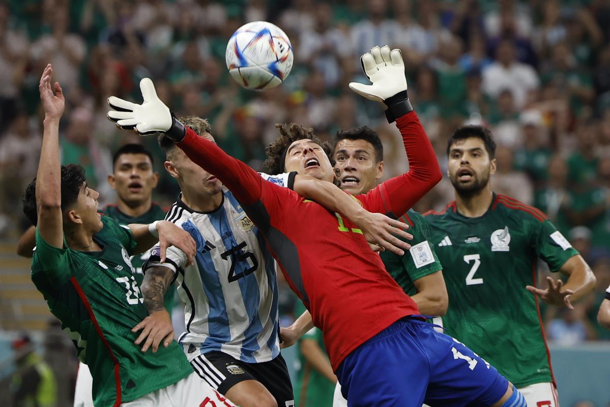 Mundial de Fútbol: Argentina - México. Lisandro Martínez agarra al meta Guillermo Ochoa tras un despeje.
