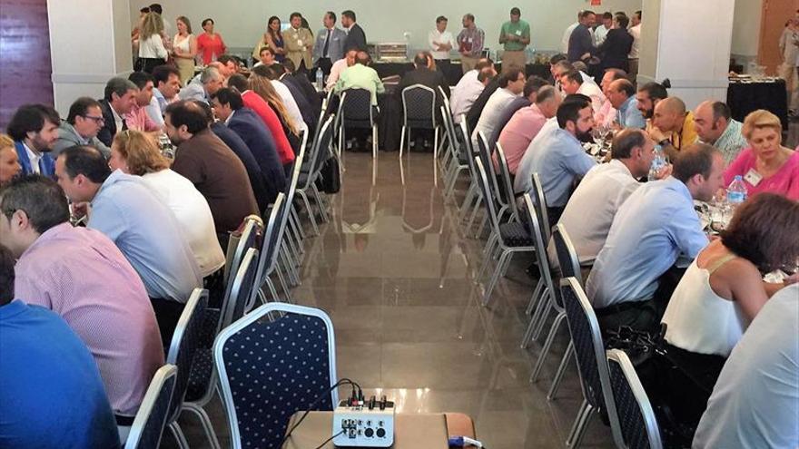 La jornada de negocios del BNI reúne a más de cien empresarios en Almendralejo