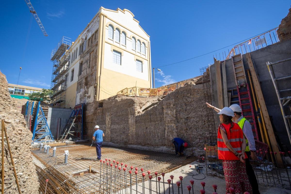 Visita de la alcaldesa, Natalia Chueca, este lunes a las obras de la Harinera de Casetas.