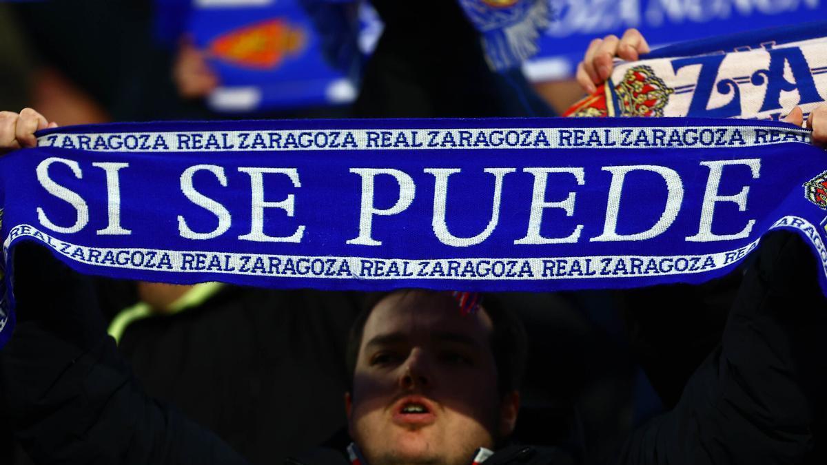 Un aficionado del Real Zaragoza, con la bufanda de 'Sí se puede' en el Ibercaja Estadio contra el Racing.