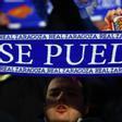 Un aficionado del Real Zaragoza, con la bufanda de Sí se puede en el Ibercaja Estadio contra el Racing.
