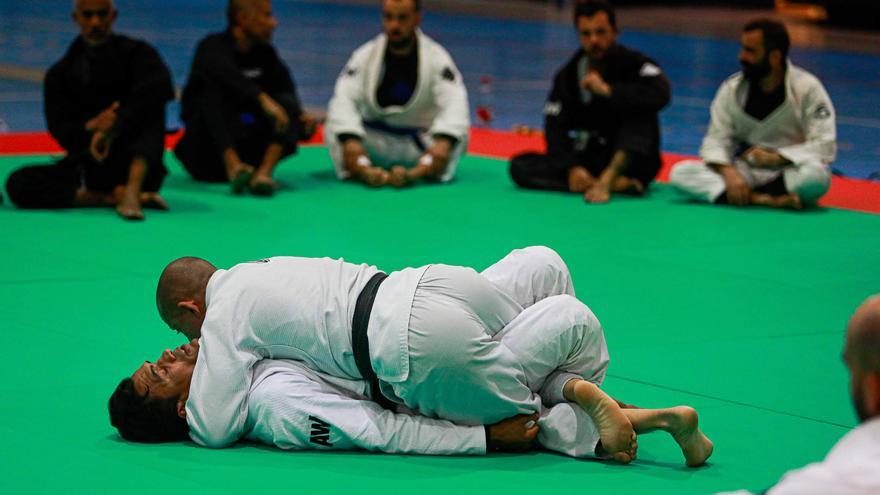 El jiu-jitsu brasileño de Cobrinha seduce a Ibiza con ‘su arte suave’