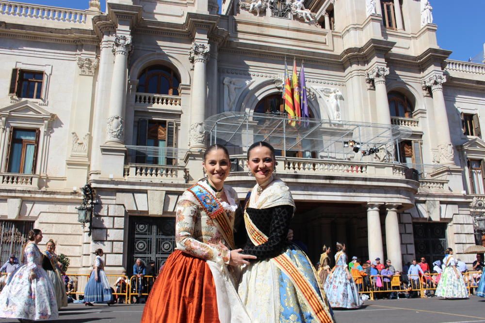 ... y las que desfilan por delante del ayuntamiento nos permite recordar a las que estuvieron el pasado año en ese balcón. Como Alicia Andrés (aquí, acompañada de Lourdes Theureau, de la corte d e2015)...