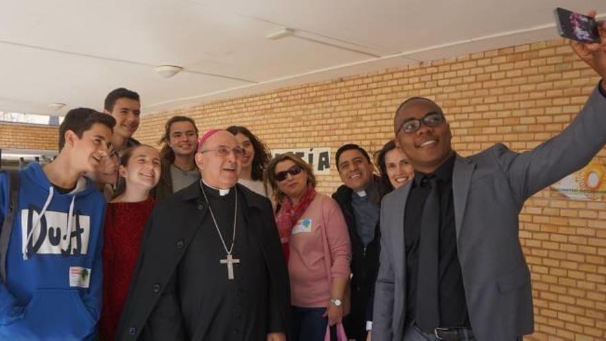 Asistentes a la jornada junto al obispo Casimiro López.