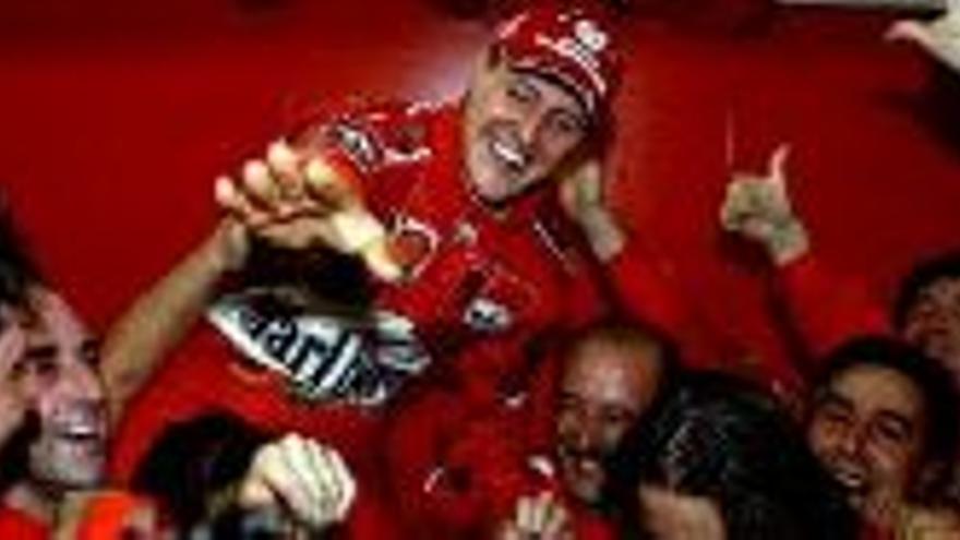 Schumacher suma su sexto Mundial y entra en la historia