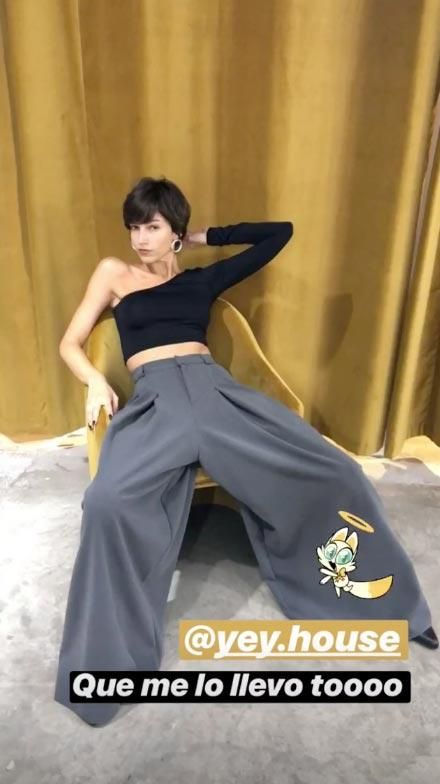 Úrsula Corberó con unos pantalones anchos en gris oscuro