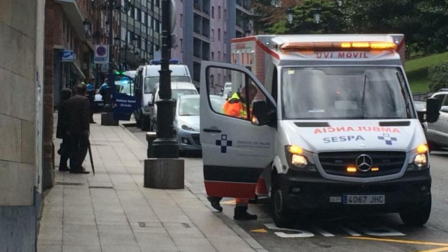 Al lugar del atropello, en la calle Padre Suárez, se desplazaron efectivos sanitarios y de la Policía Local.