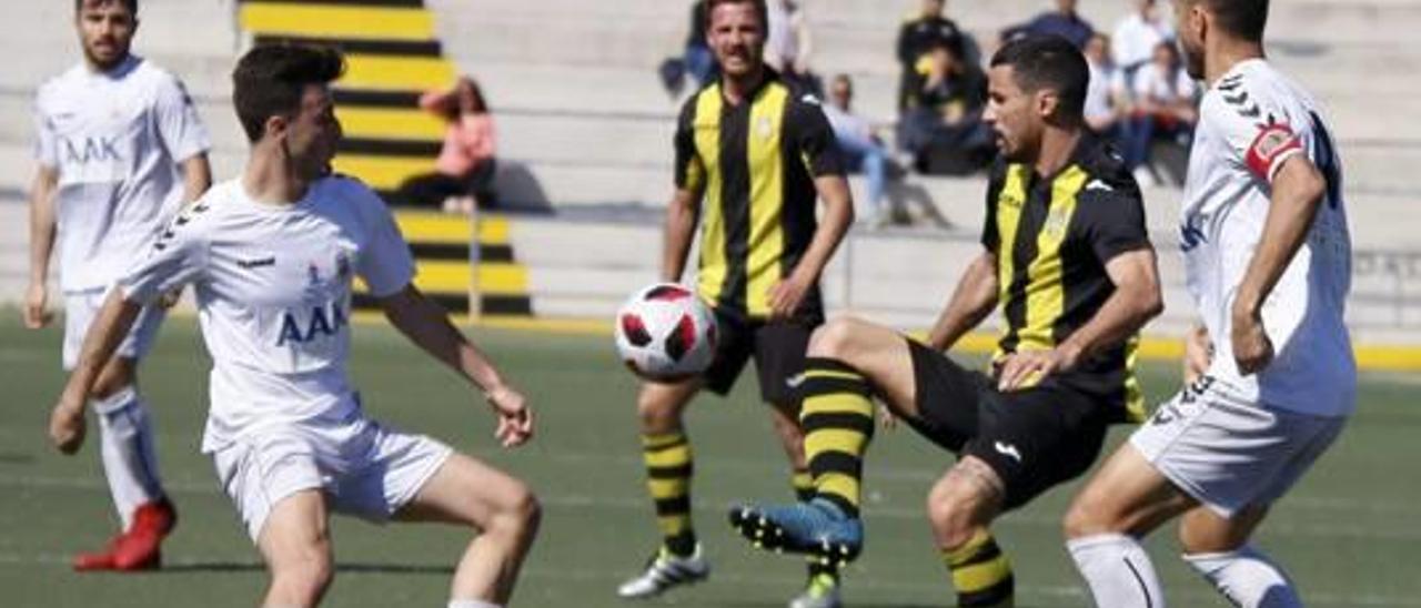 Olímpic y Paterna pugnan por controlar un balón en el choque.