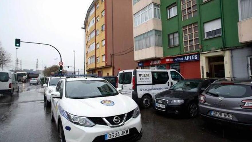 La Policía Local media en una bronca en la avenida de Lugo