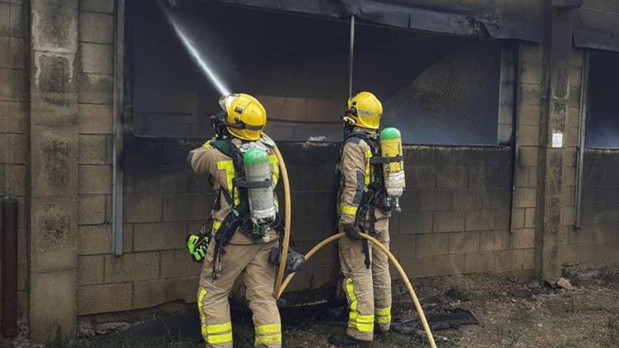 Moren uns 6.000 pollastres en l&#039;incendi d&#039;una granja a Siurana