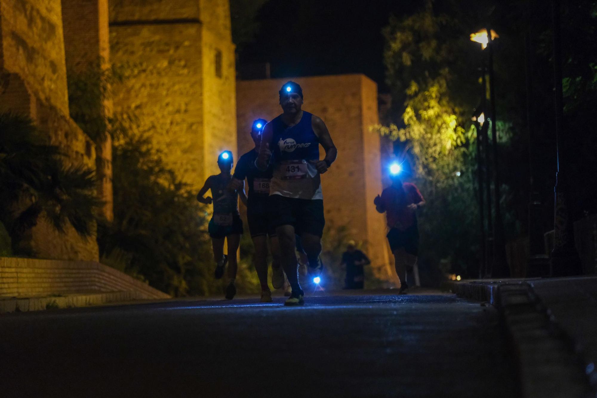 La carrera nocturna Mlk Trail & Tahermo llena de corredores el entorno de Gibralfaro