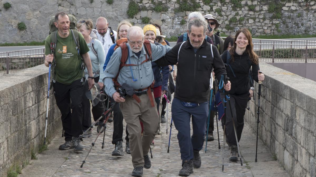 Pelegrins arribant a Manresa pel Camí Ignasià