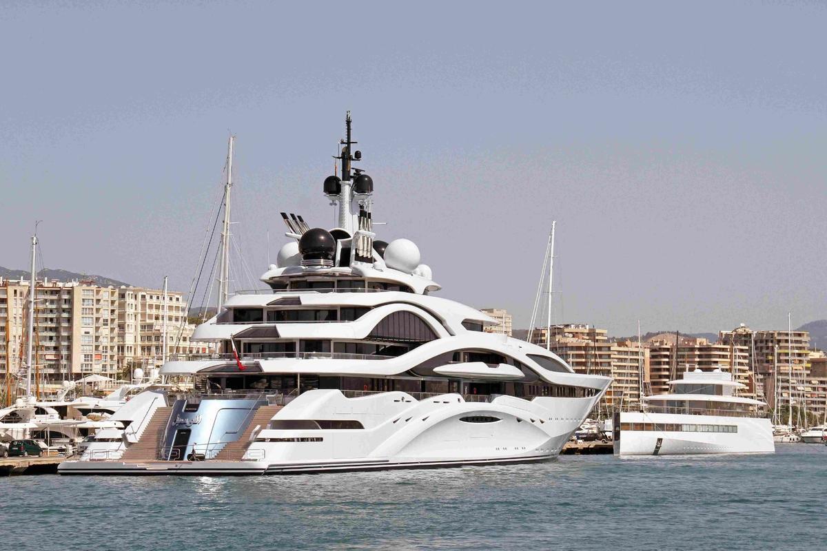 El superyate en el puerto de Palma.