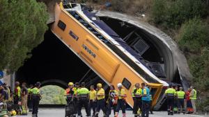 El autocar de Monbús que trasladaba trabajadores de Inditex, empotrado en la boca de un túnel de la C-32