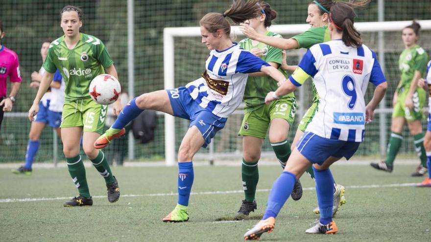 Un partido de esta temporada del Sárdoma de Segunda División Femenina, en As Relfas. // Cristina Graña