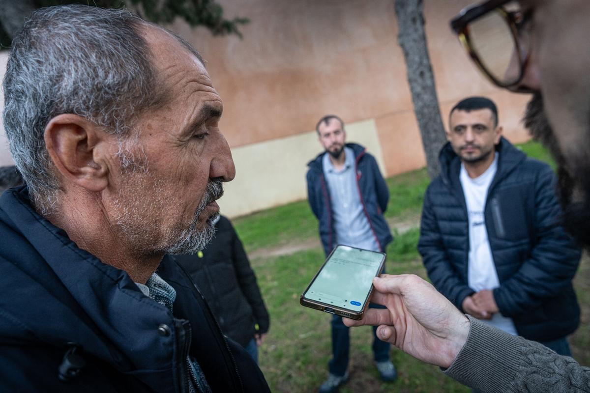 Entrevista con trabajadores despedidos del Camp Nou que pedirán la regularización extraordinaria anunciada por el Gobierno.