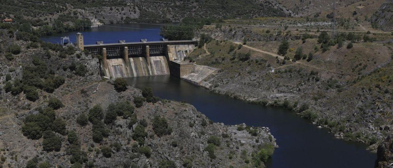 Vista de la presa y el embalse de Villalcampo. | José Luis Fernández