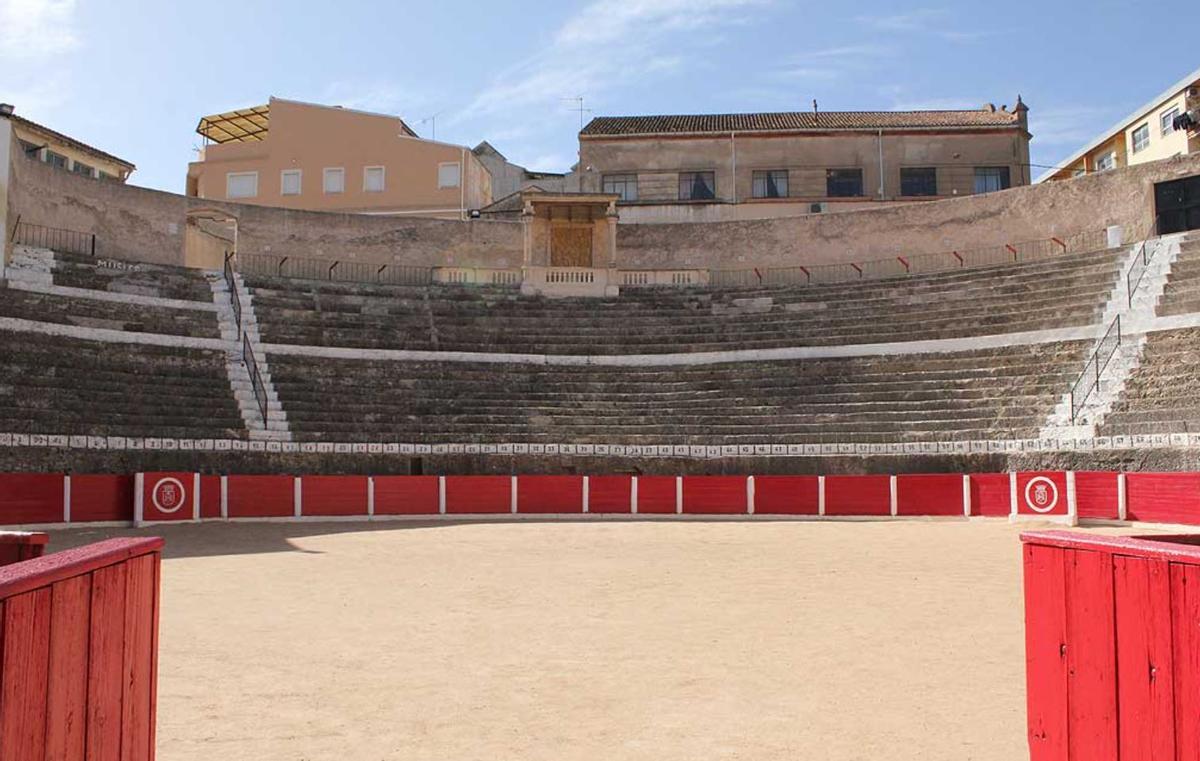 La plaza de Bocairent, construida en 1843, en la más antigua de la C. Valenciana