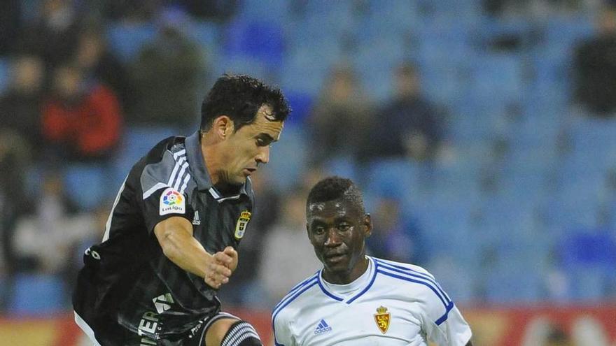 Linares intenta controlar un balón ante Bagnack, del Zaragoza.